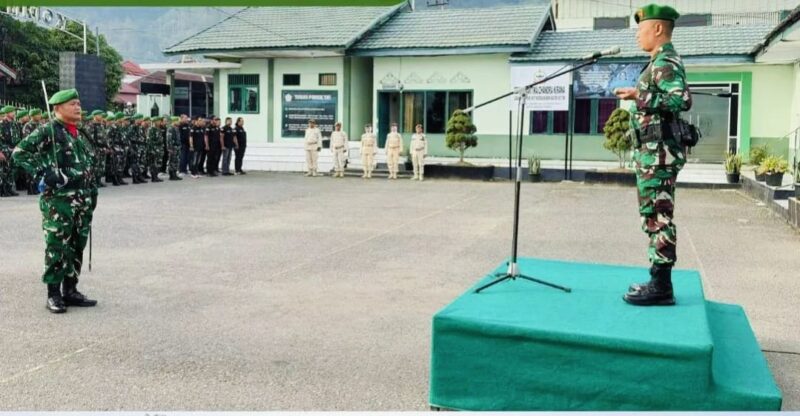 Dandim 0417/Kerinci Letkol Inf Eko Siswanto, S.Hub.Int., MIP, bertindak sebagai Inspektur Upacara saat memimpin Upacara Bendera 17-an di Lapangan Apel Makodim 0417/Kerinci, Sungai Penuh.