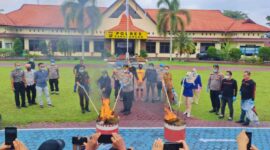 Kapolres Sarolangun AKBP Wendi Oktariansyah memimpin pemusnahan 40 kilogram narkotika di Lapangan Mapolres Sarolangun