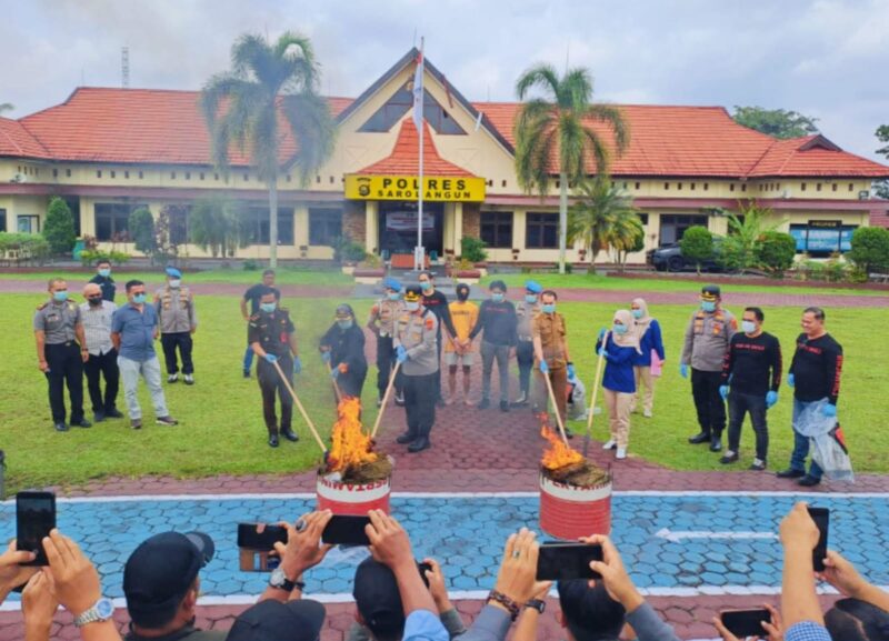 Kapolres Sarolangun AKBP Wendi Oktariansyah memimpin pemusnahan 40 kilogram narkotika di Lapangan Mapolres Sarolangun