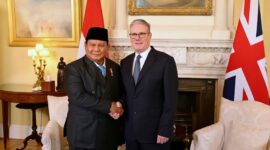 Presiden RI Prabowo Subianto berjabat tangan dengan Perdana Menteri Inggris Keir Starmer saat pertemuan bilateral di London