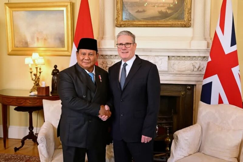 Presiden RI Prabowo Subianto berjabat tangan dengan Perdana Menteri Inggris Keir Starmer saat pertemuan bilateral di London