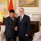 Presiden RI Prabowo Subianto berjabat tangan dengan Perdana Menteri Inggris Keir Starmer saat pertemuan bilateral di London