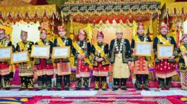 Kapolda Jambi Irjen Pol. Krisno H. Siregar saat menerima gelar adat Melayu Jambi “Adipati Utamo Siginjai Sakti” dari Lembaga Adat Melayu Provinsi Jambi di Balairungsari LAM Jambi.