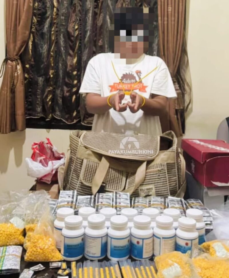 Tersangka RI memperlihatkan barang bukti ribuan obat keras ilegal yang disita dalam pengungkapan kasus peredaran obat tanpa izin di Kabupaten Lima Puluh Kota.