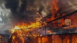 Kobaran api membesar saat kebakaran menghanguskan enam kios di Jalan Adam Malik, Jambi Selatan. 