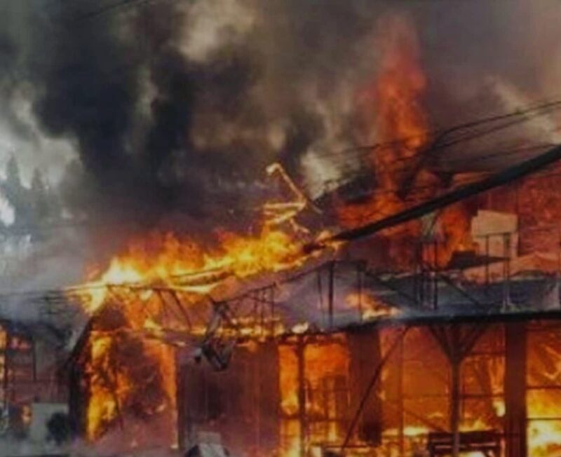 Kobaran api membesar saat kebakaran menghanguskan enam kios di Jalan Adam Malik, Jambi Selatan. 