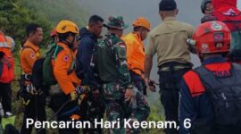 Tim SAR gabungan melakukan proses evakuasi jenazah korban kecelakaan pesawat ATR 42-500 di kawasan Gunung Bulusaraung, Kabupaten Pangkep, Sulawesi Selatan.