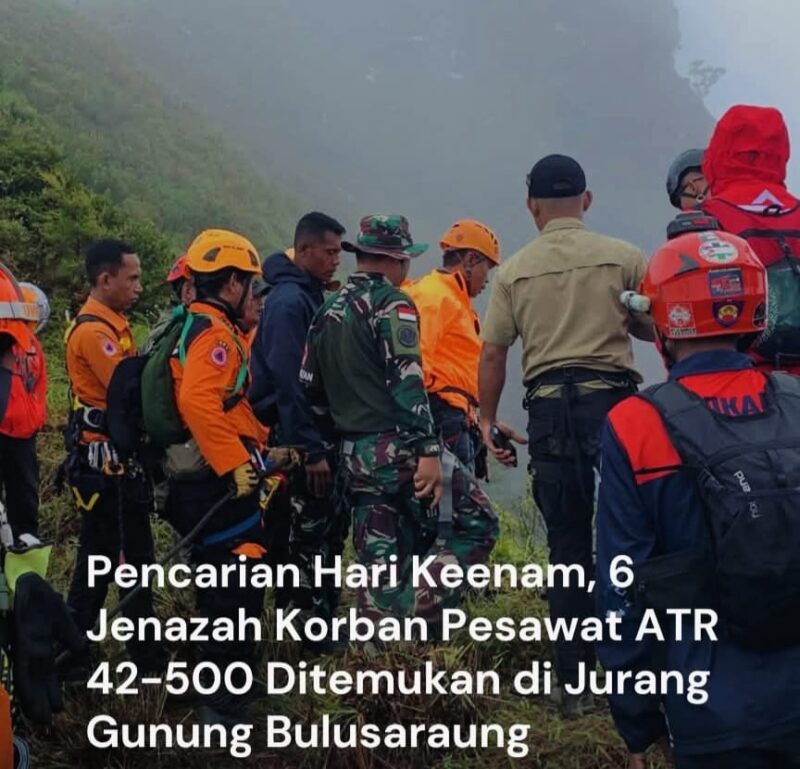 Tim SAR gabungan melakukan proses evakuasi jenazah korban kecelakaan pesawat ATR 42-500 di kawasan Gunung Bulusaraung, Kabupaten Pangkep, Sulawesi Selatan.