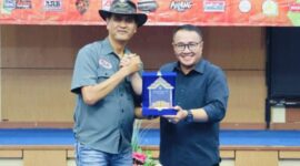 Wali Kota Sungai Penuh Alfin, SH menyerahkan cenderamata kepada Ketua IOX Pusat Irjen Pol (Purn) Drs. Sam Budigusidian dalam rangkaian Gala Dinner IOX Raja 2026 di Sungai Penuh.