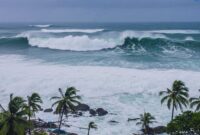 Kondisi gelombang laut di perairan Sumatera Barat saat BMKG Maritim Teluk Bayur mengeluarkan peringatan gelombang tinggi hingga 4 meter.