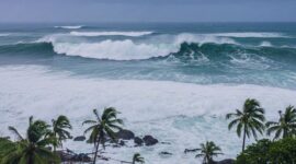 Kondisi gelombang laut di perairan Sumatera Barat saat BMKG Maritim Teluk Bayur mengeluarkan peringatan gelombang tinggi hingga 4 meter.