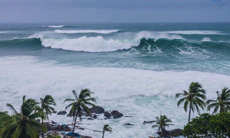 Kondisi gelombang laut di perairan Sumatera Barat saat BMKG Maritim Teluk Bayur mengeluarkan peringatan gelombang tinggi hingga 4 meter.