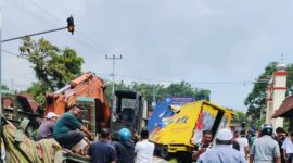 Petugas kepolisian dan warga mengevakuasi korban kecelakaan beruntun di Jalan Padang–Bukittinggi, tepatnya di depan Masjid Nurul Ikhlas, Panyalaian, Kecamatan X Koto, Kabupaten Tanah Datar,
