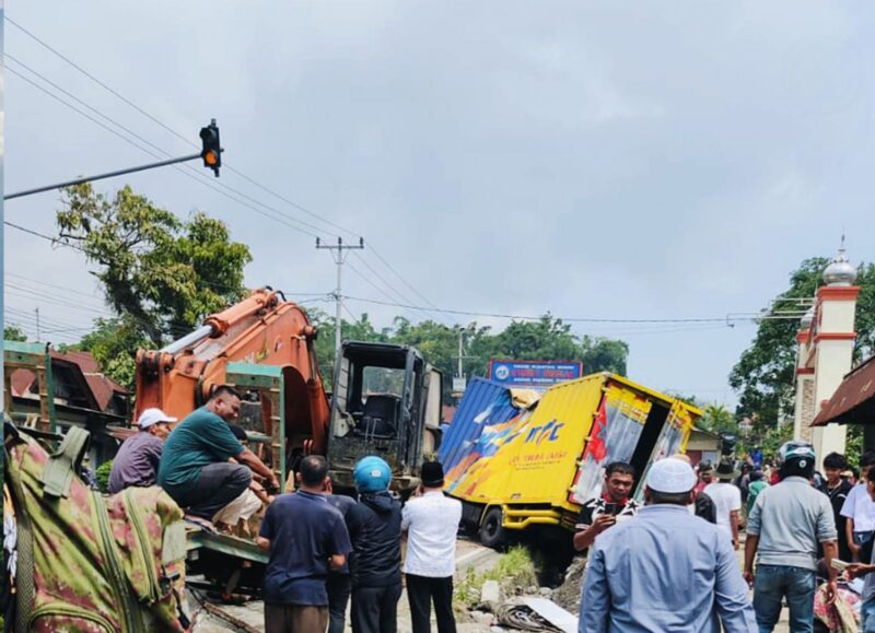 Petugas kepolisian dan warga mengevakuasi korban kecelakaan beruntun di Jalan Padang–Bukittinggi, tepatnya di depan Masjid Nurul Ikhlas, Panyalaian, Kecamatan X Koto, Kabupaten Tanah Datar,