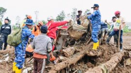 Personel TNI Angkatan Udara dari Lanud Husein Sastranegara saat membantu penanganan bencana tanah longsor di Desa Pasirlangu, Kecamatan Cisarua, Kabupaten Bandung Barat. 