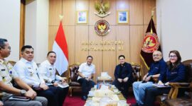 Wakil Menteri Pertahanan Donny Ermawan Taufanto menerima audiensi Menteri Pemuda dan Olahraga Erick Thohir di ruang kerja Wamenhan, Jakarta. 