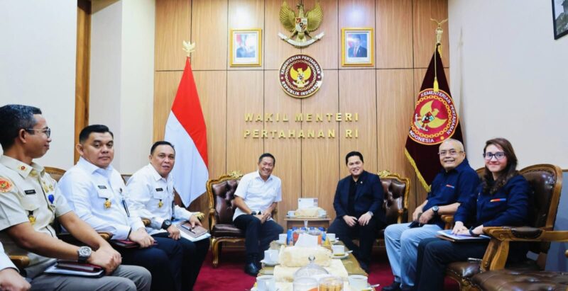 Wakil Menteri Pertahanan Donny Ermawan Taufanto menerima audiensi Menteri Pemuda dan Olahraga Erick Thohir di ruang kerja Wamenhan, Jakarta. 