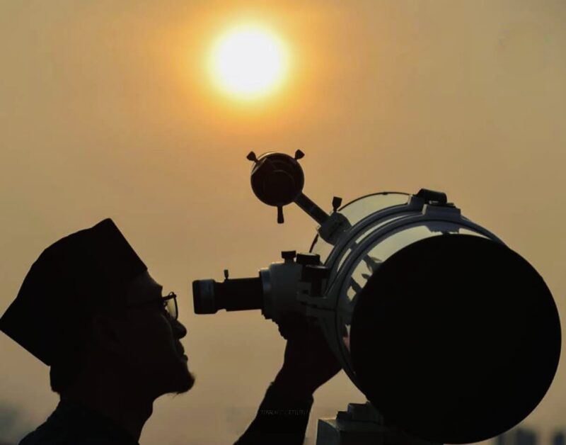 Petugas melakukan pengamatan hilal menggunakan teleskop saat proses rukyatul hilal sebagai bagian dari penentuan awal Ramadan 1447 Hijriah.