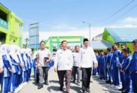 Wakil Wali Kota Sungai Penuh Azhar Hamzah berjalan bersama jajaran sekolah saat disambut siswa MAN 1 Kota Sungai Penuh dalam kegiatan Latihan Dasar Kepemimpinan (LDK).