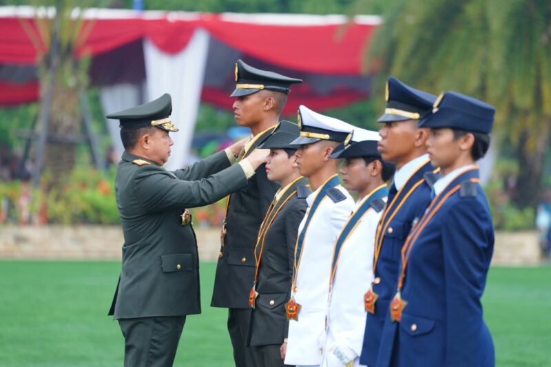 Panglima TNI Jenderal TNI Agus Subiyanto melantik dan mengambil sumpah 260 Perwira Karier Program Khusus TNI Tahun Anggaran 2026 di Mabes TNI Cilangkap.