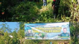 Personel Kodim 0417/Kerinci bersama masyarakat saat gotong royong massal membersihkan TPU dan Jalan Usaha Tani di Desa Semumu, Kecamatan Depati VII, Kabupaten Kerinci.