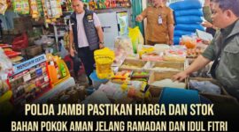 Personel Ditreskrimsus Polda Jambi bersama instansi terkait saat melakukan pengecekan harga dan ketersediaan bahan pokok di Pasar Angso Duo, Kota Jambi, menjelang Ramadan.