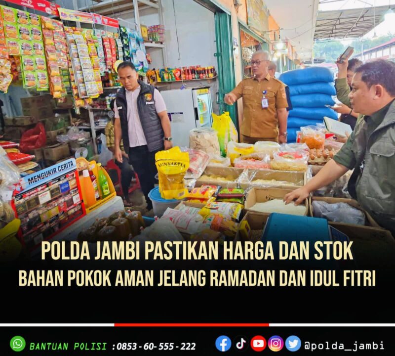 Personel Ditreskrimsus Polda Jambi bersama instansi terkait saat melakukan pengecekan harga dan ketersediaan bahan pokok di Pasar Angso Duo, Kota Jambi, menjelang Ramadan.