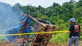 Polisi memasang garis polisi di area tambang emas ilegal di Solok Selatan yang dirazia setelah laporan warga terkait aktivitas penambangan tanpa izin.
