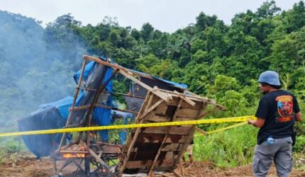 Polisi memasang garis polisi di lokasi tambang emas ilegal Solok Selatan