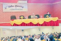 Aslori, Manager PT Kerinci Merangin Hidro, saat memberikan penjelasan kepada awak media terkait operasional PLTA Merangin dan kondisi air Danau Kerinci.