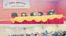 Aslori, Manager PT Kerinci Merangin Hidro, saat memberikan penjelasan kepada awak media terkait operasional PLTA Merangin dan kondisi air Danau Kerinci.