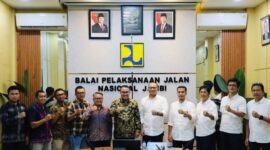 Walikota Sungai Penuh Alfin, SH, didampingi Kadis PUPR Yz Oktavianus, saat melakukan koordinasi dengan Kementerian PUPR terkait percepatan pembangunan infrastruktur.