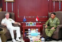 Asops Panglima TNI Letjen TNI Bobby Rinal Makmun saat menerima Courtesy Call CJOPS Australia Vice Admiral Justin Jones di Mabes TNI, Cilangkap.