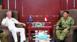 Asops Panglima TNI Letjen TNI Bobby Rinal Makmun saat menerima Courtesy Call CJOPS Australia Vice Admiral Justin Jones di Mabes TNI, Cilangkap.