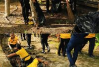 Personel Polda Lampung membersihkan sampah di Pantai Duta Wisata sebagai upaya menjaga lingkungan dan mendukung pariwisata berkelanjutan.