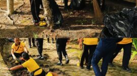 Personel Polda Lampung membersihkan sampah di Pantai Duta Wisata sebagai upaya menjaga lingkungan dan mendukung pariwisata berkelanjutan.