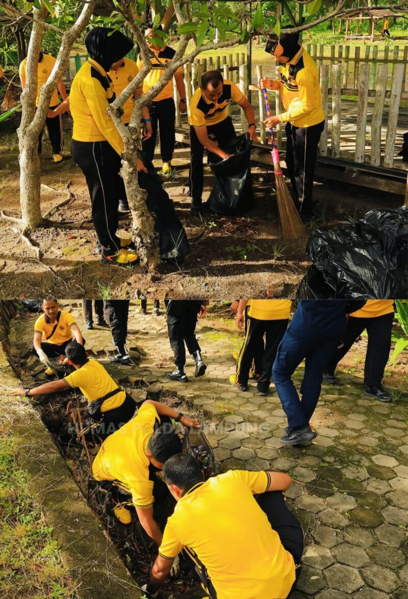 Personel Polda Lampung membersihkan sampah di Pantai Duta Wisata sebagai upaya menjaga lingkungan dan mendukung pariwisata berkelanjutan.