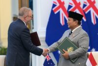 Presiden Republik Indonesia Prabowo Subianto berjabat tangan dengan Perdana Menteri Australia Anthony Albanese setelah menandatangani Traktat Keamanan Bersama di Istana Merdeka, Jakarta.