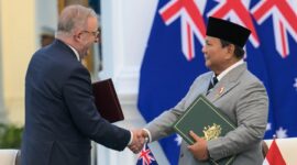 Presiden Republik Indonesia Prabowo Subianto berjabat tangan dengan Perdana Menteri Australia Anthony Albanese setelah menandatangani Traktat Keamanan Bersama di Istana Merdeka, Jakarta.