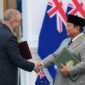 Presiden Republik Indonesia Prabowo Subianto berjabat tangan dengan Perdana Menteri Australia Anthony Albanese setelah menandatangani Traktat Keamanan Bersama di Istana Merdeka, Jakarta.