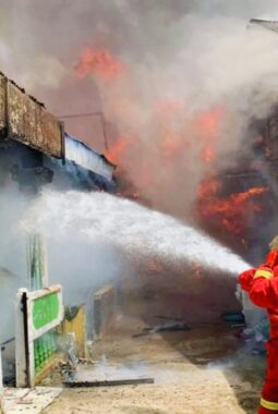 Kebakaran Hebat di Padang, Api Lalap Rumah Warga dan Gedung SD