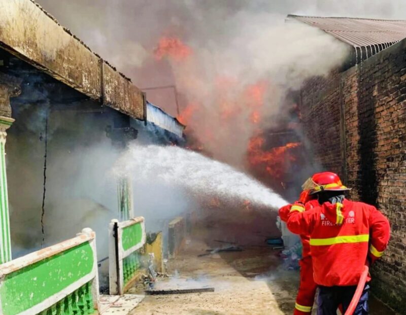 Petugas Dinas Pemadam Kebakaran Kota Padang berupaya memadamkan kebakaran yang menghanguskan rumah warga dan gedung SD di Surau Gadang, Jumat (6/2/2026).