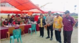 Sejumlah pejabat daerah dan tim medis PDI Perjuangan meninjau kegiatan pengobatan gratis Kapal Rumah Sakit Apung Laksamana Malahayati di Kecamatan Sikakap, Kabupaten Kepulauan Mentawai.