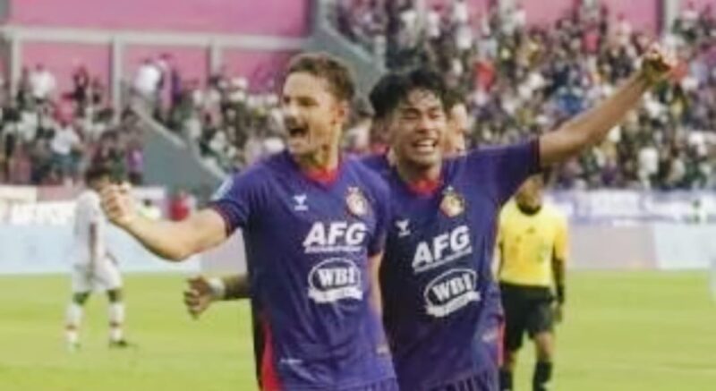 Pemain Persik Kediri bersiap menghadapi Dewa United pada laga pekan ke-20 Super League 2025/2026 di Stadion Brawijaya, Kediri.