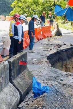 Jalur Padang–Bukittinggi Menyempit Akibat Jalan Ambles di Lembah Anai