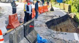 Bagian jalan di Lembah Anai yang ambles, membuat arus lalu lintas Padang–Bukittinggi diberlakukan satu arah.