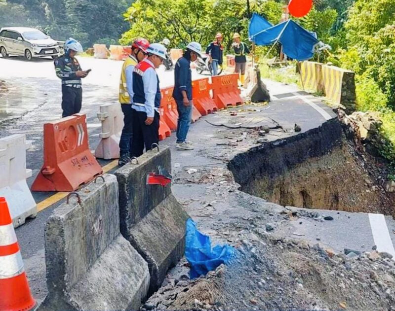Bagian jalan di Lembah Anai yang ambles, membuat arus lalu lintas Padang–Bukittinggi diberlakukan satu arah.