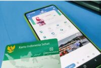 Peserta PBI JK memeriksa status BPJS Kesehatan melalui aplikasi Mobile JKN