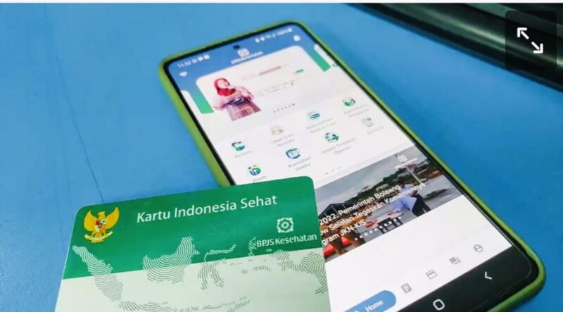 Peserta PBI JK memeriksa status BPJS Kesehatan melalui aplikasi Mobile JKN