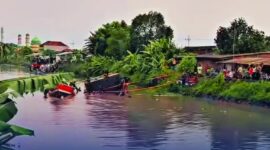 Perahu yang mengangkut sound horeg untuk kegiatan tradisi Nyadran tenggelam di perairan Kabupaten Sidoarjo